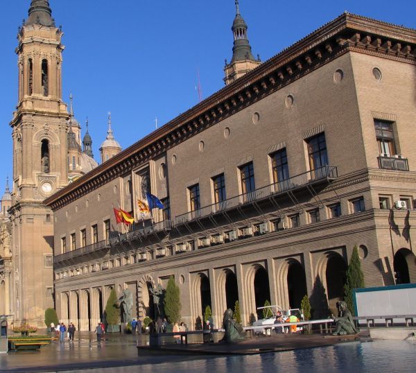 Concentración ante el bloque de la negociación en el Ayuntamiento de Zaragoza