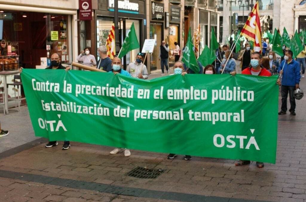 Concentración de la plantilla del Ayuntamiento de Zaragoza en «Defensa de lo Público»