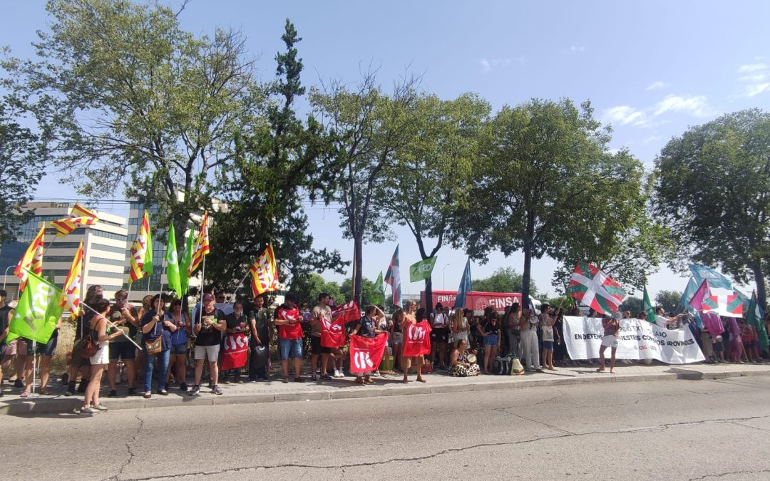 OSTA se concentra en Madrid, junto a ELA y CIGa, en contra del convenio estatal del comercio del textil