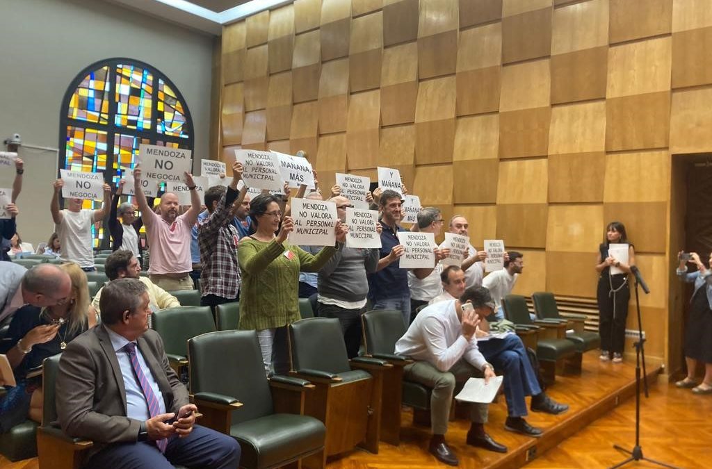 Protesta en el Pleno del Ayuntamiento de Zaragoza por las formas y la falta de negociación del concejal Alfonso Mendoza