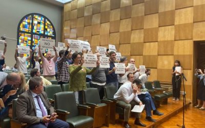 Protesta en el Pleno del Ayuntamiento de Zaragoza por las formas y la falta de negociación del concejal Alfonso Mendoza